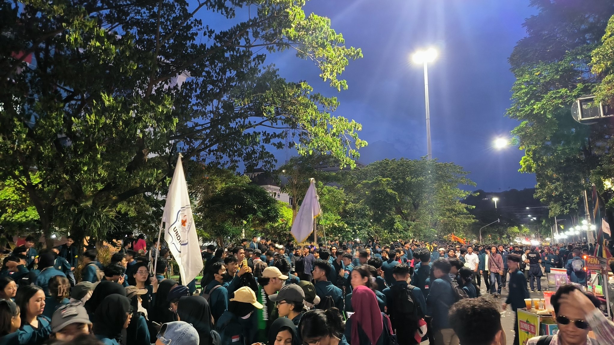 Aksi BEM SI Demo dengan tema Indonesia Gelap di Semarang. (X@Arthur Stefanus)